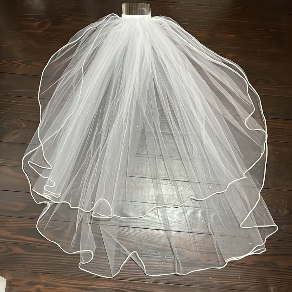 Veil Ivory two tier ribbon edge crystal fingertip length
